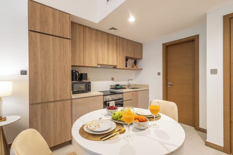 Premium Studio, Pool View | Private kitchen | Full-size fridge, oven, stovetop, toaster