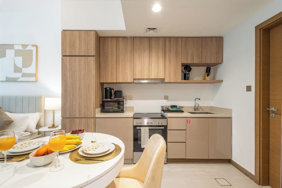 Premium Studio, Pool View | Private kitchen | Full-size fridge, oven, stovetop, toaster