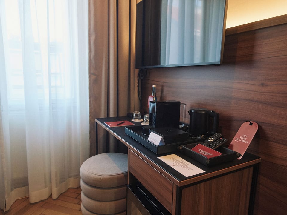 Twin Room | Minibar, in-room safe, desk, laptop workspace