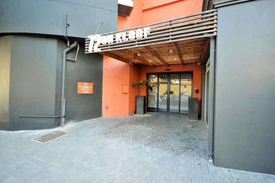 Building entrance with 24 hour reception.