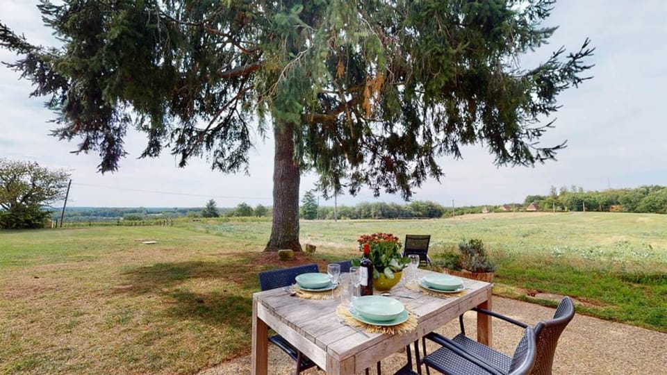 Domaine-des-Fargues-gite-du-sabotier-terrasse-1024x576
