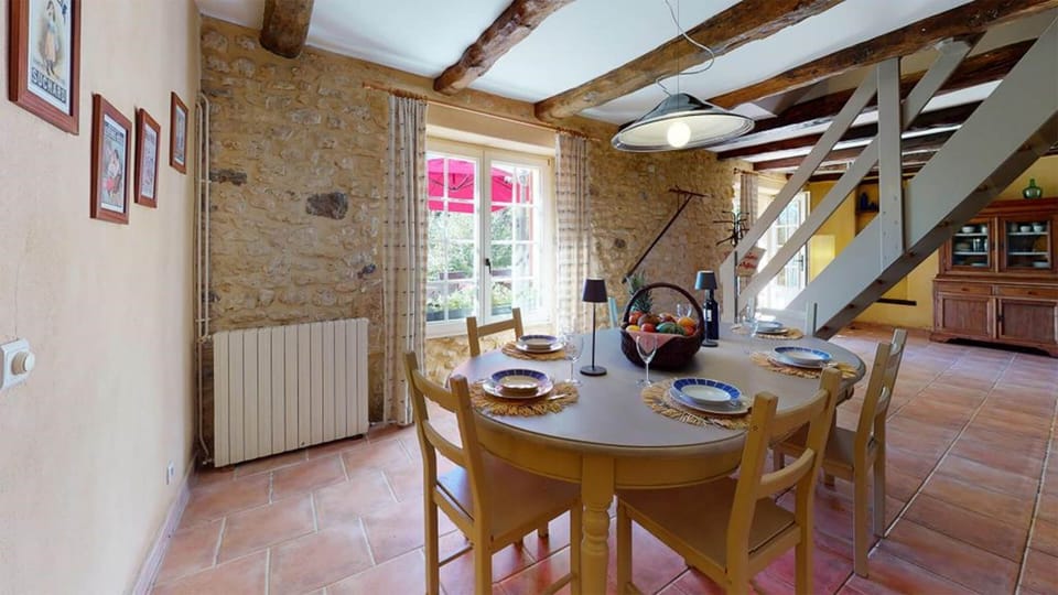 Domaine-des-Fargues-Gite-du-Vannier-salle-a-manger-01-1024x576