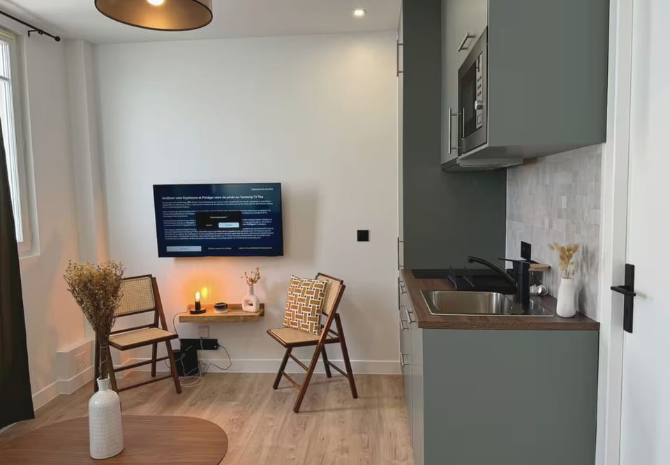 Mini-fridge, microwave, oven, stovetop