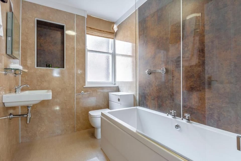 Classic Double or Twin Room | Bathroom