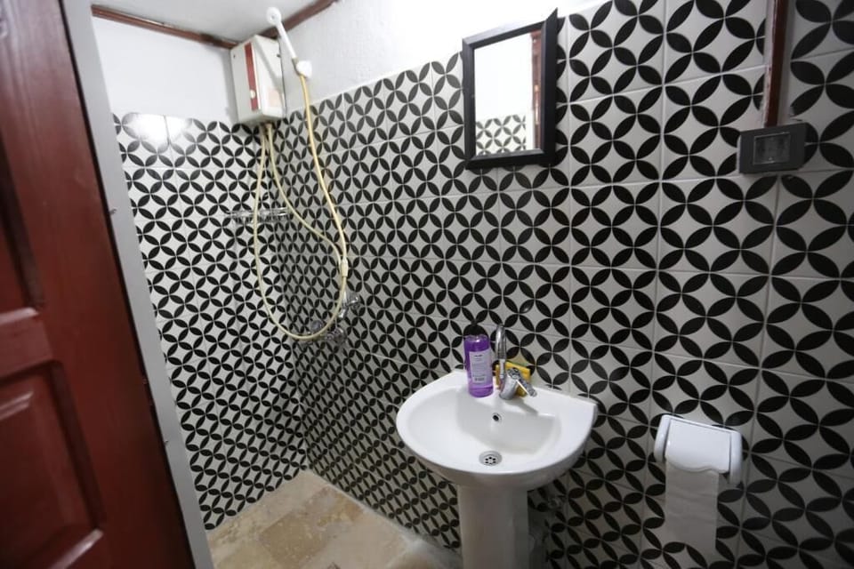 Classic Double Room | Bathroom | Free toiletries, hair dryer, slippers, towels