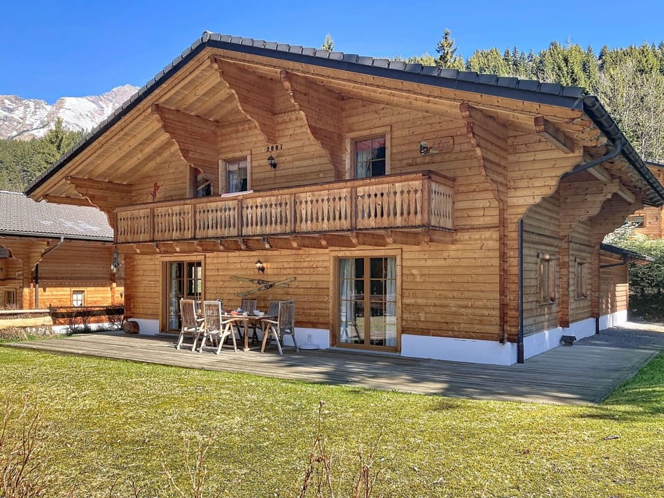 Wood, Roof, House, Cottage, Architecture, Home, Porch, Estate, Siding, Log Cabin