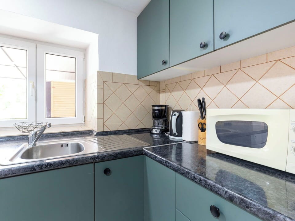 Kitchen, Countertop, Kitchen Appliance, Major Appliance, Interior Design, Cabinetry, Flooring, Kitchen Stove, Floor, Stove