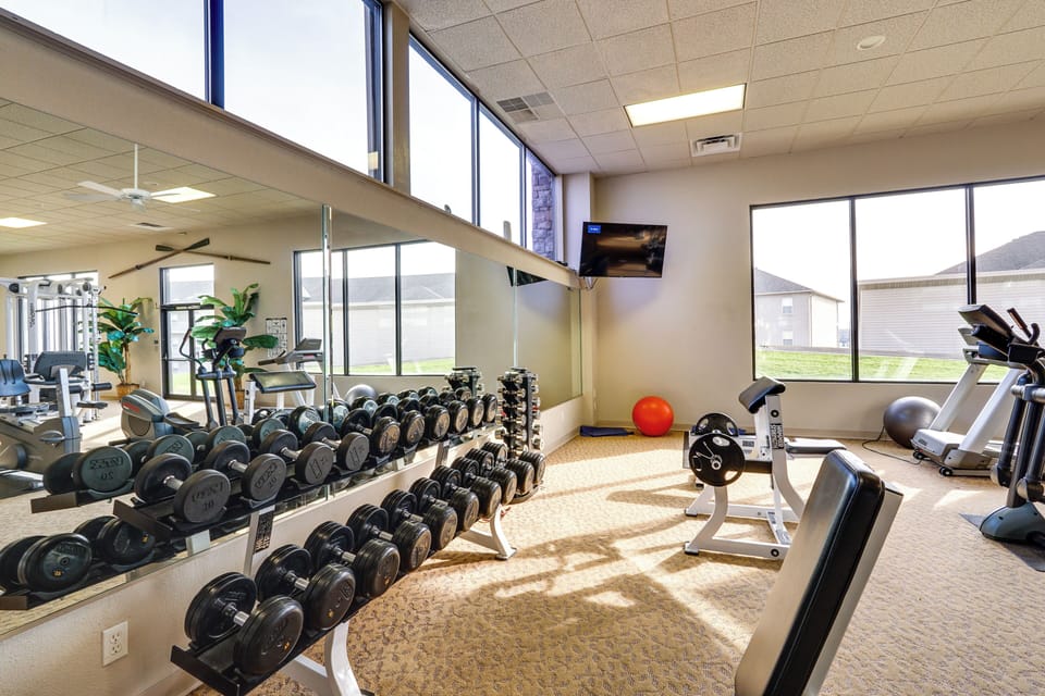 Balcony & Lake Views! Osage Beach Retreat Apartment in Osage Beach