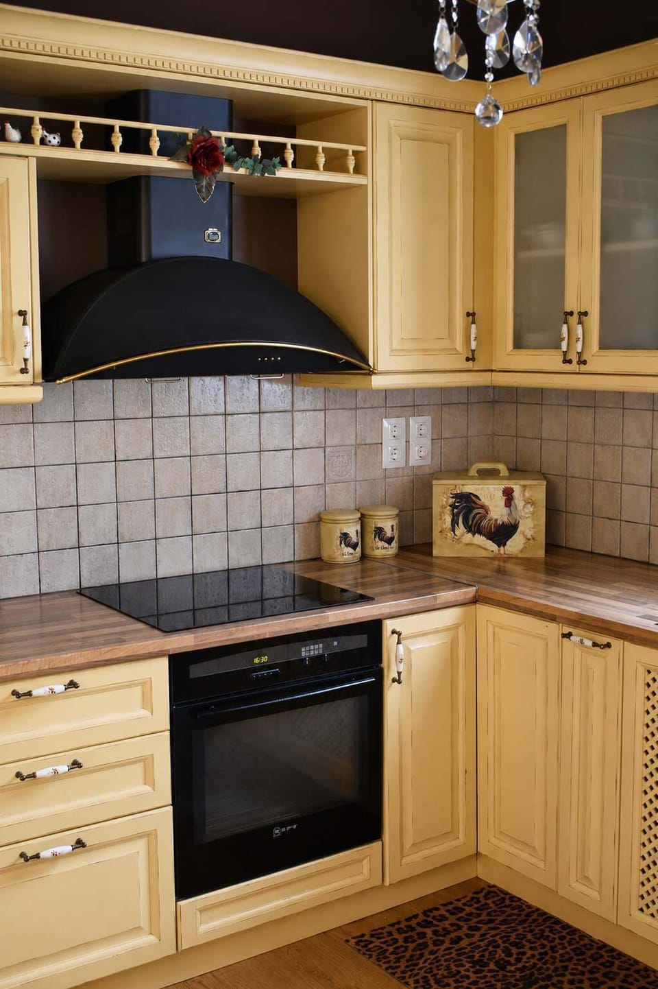 The kitchen, ready for easy meals.