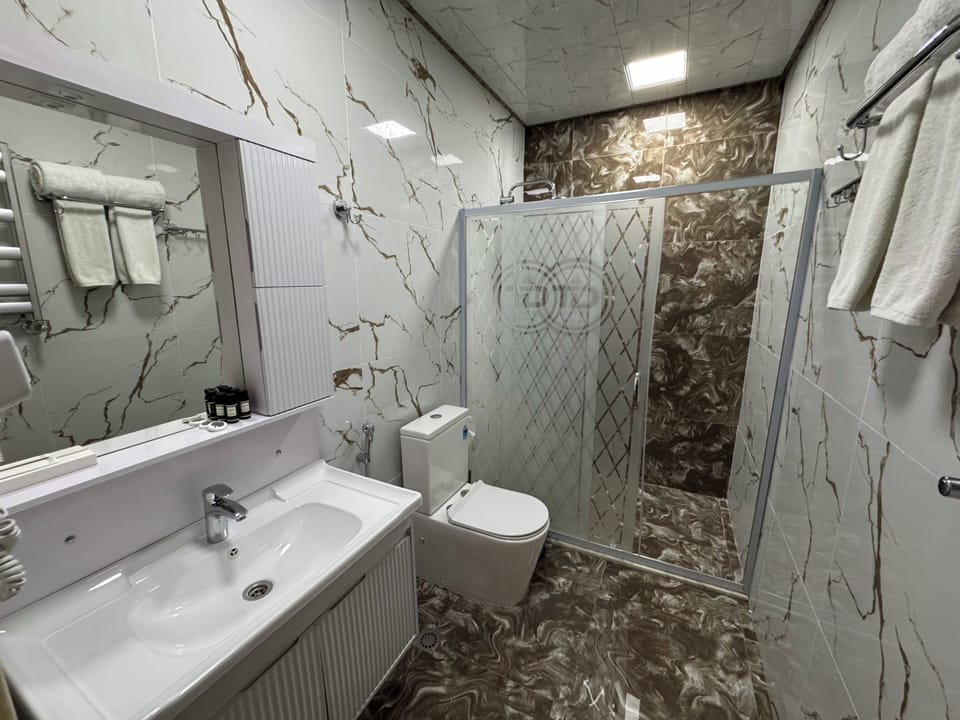 Standard Room, Balcony, Mountain View | Bathroom | Hair dryer, towels, soap, shampoo