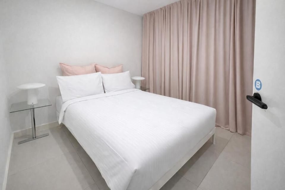 Egyptian cotton sheets, premium bedding, memory foam beds, WiFi (free)