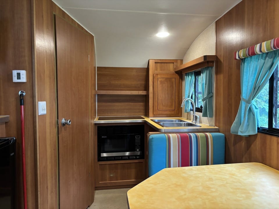 Deluxe Mobile Home, 1 Queen Bed, Kitchenette | WiFi (free), bed sheets