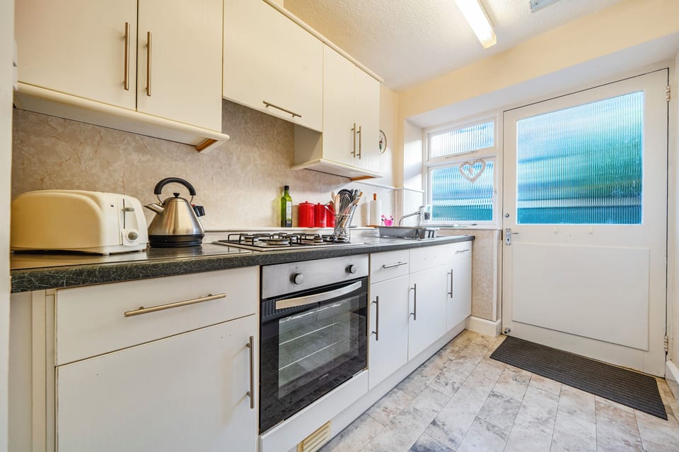 Deluxe Cottage, Courtyard View | Private kitchen | Espresso maker, coffee/tea maker, electric kettle