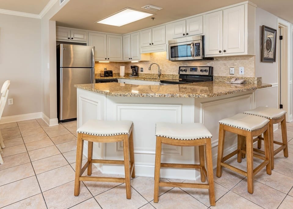 Condo, 3 Bedrooms | Private kitchen | Fridge, oven, coffee/tea maker