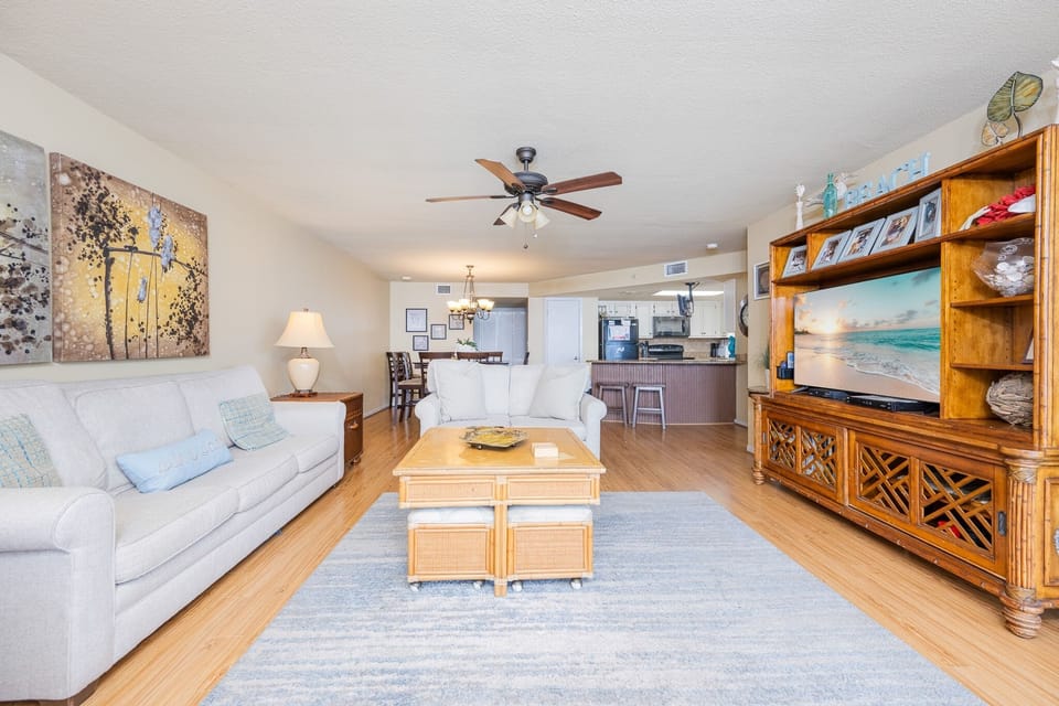 Condo, 3 Bedrooms | Living area
