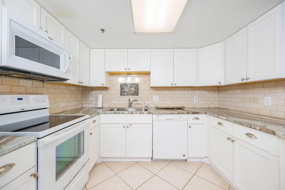 Condo, 3 Bedrooms | Private kitchen | Fridge, oven, coffee/tea maker