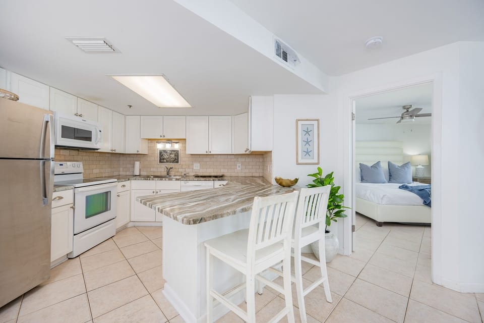Condo, 3 Bedrooms | Private kitchen | Fridge, oven, coffee/tea maker