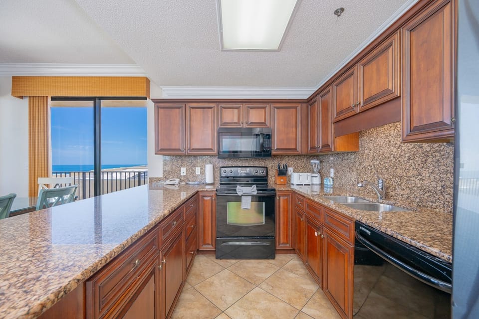 Condo, 3 Bedrooms | Private kitchen | Fridge, oven, coffee/tea maker