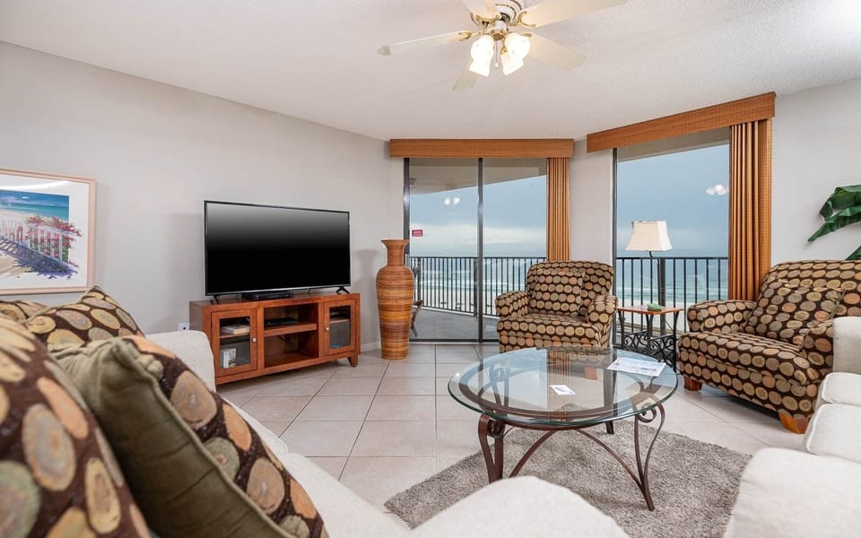 Condo, 3 Bedrooms | Living area