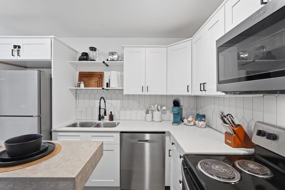 Apartment, 2 Bedrooms | Private kitchen | Fridge, oven, coffee/tea maker, toaster