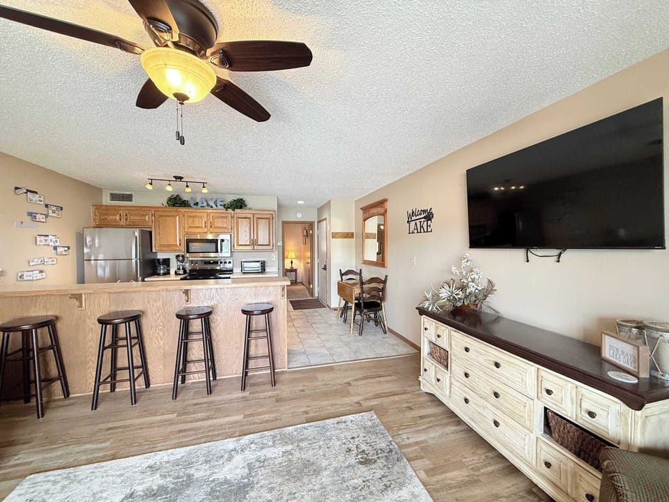 Condo, 1 Queen Bed with Sofa bed, Balcony (LOTO Fun at 21) | Interior