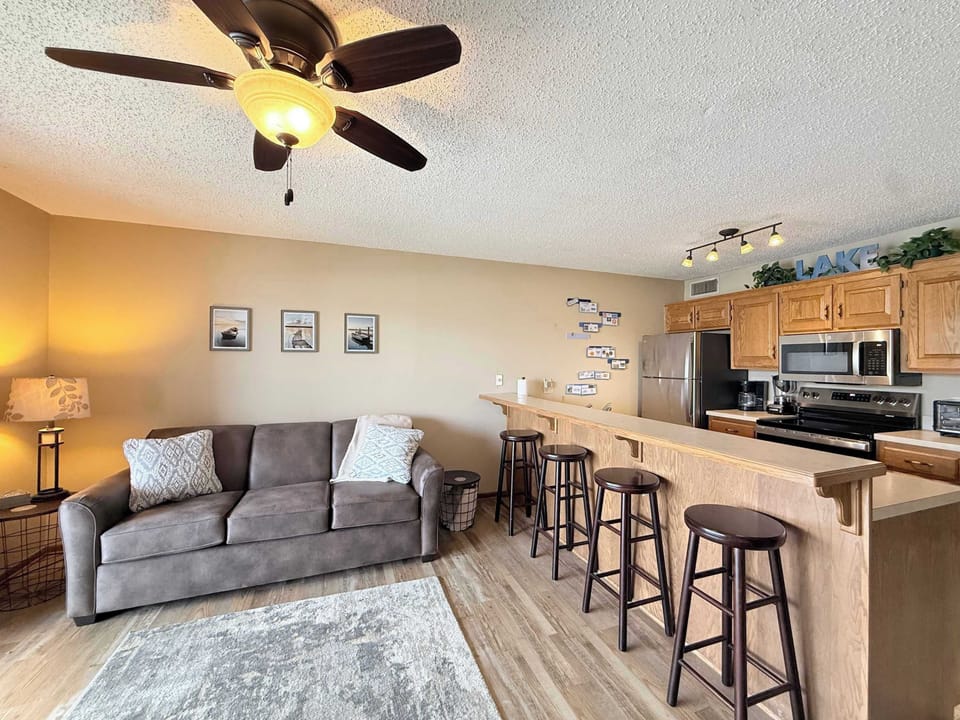 Condo, 1 Queen Bed with Sofa bed, Balcony (LOTO Fun at 21) | Living area