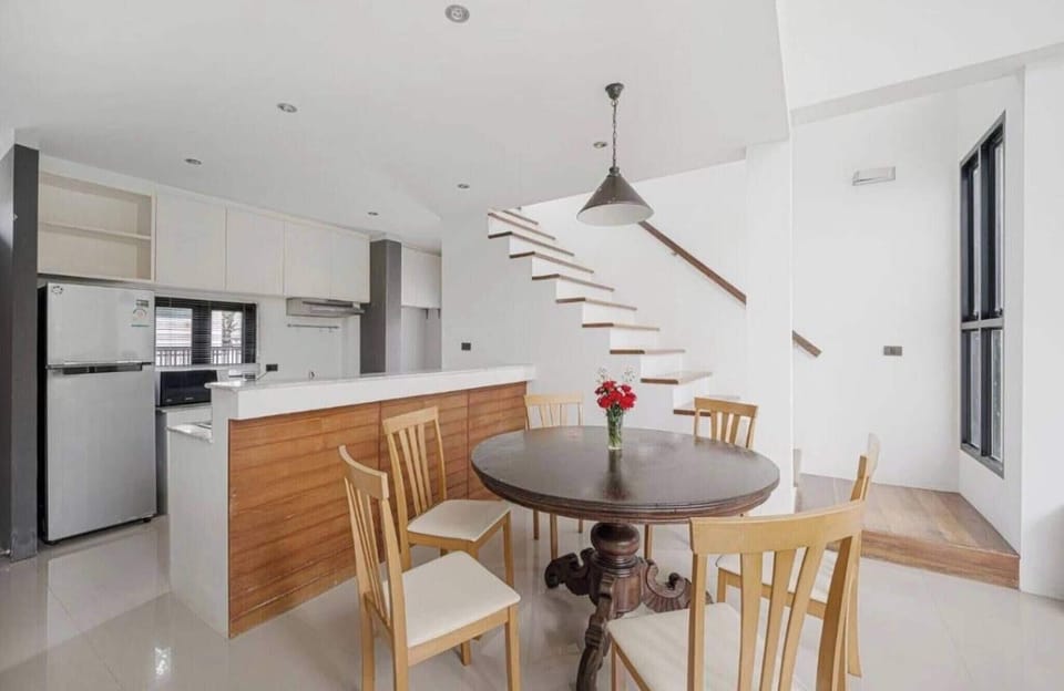 Room, 3 Bedrooms | Dining room