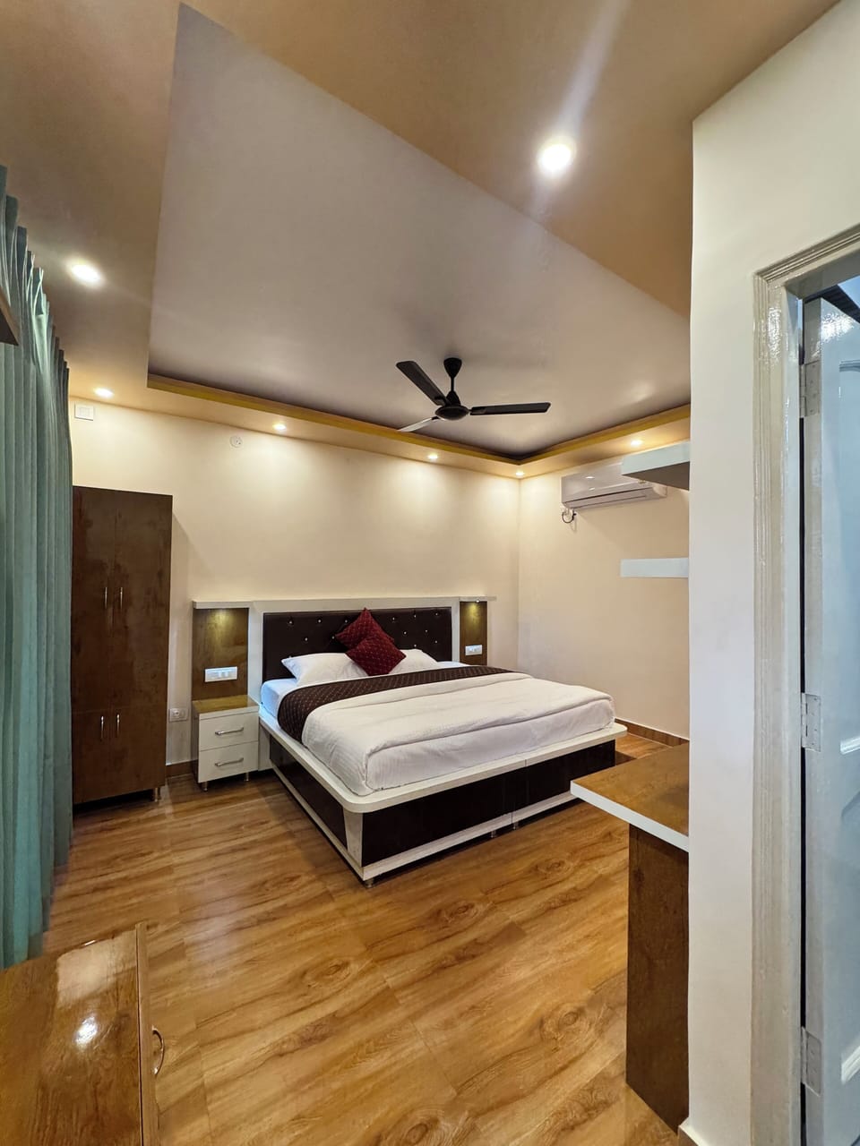 Premium Room | Laptop workspace, free WiFi