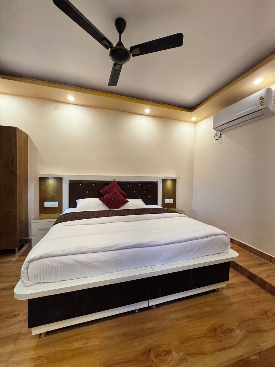 Premium Room | Laptop workspace, free WiFi