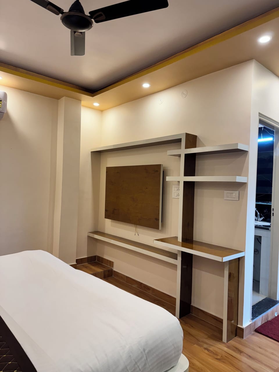 Premium Room | Laptop workspace, free WiFi