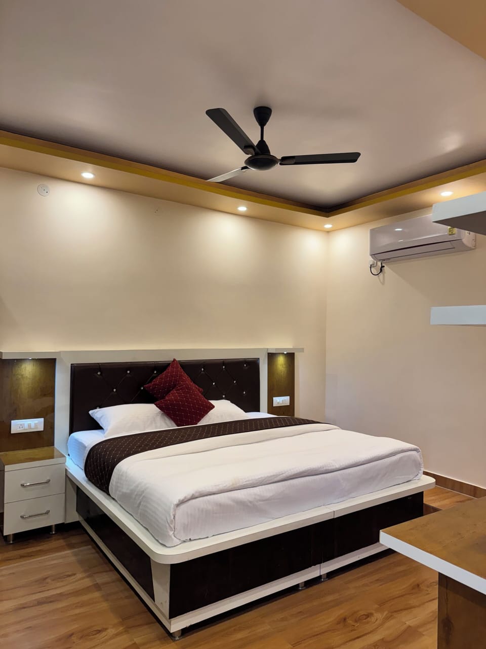 Premium Room | Laptop workspace, free WiFi
