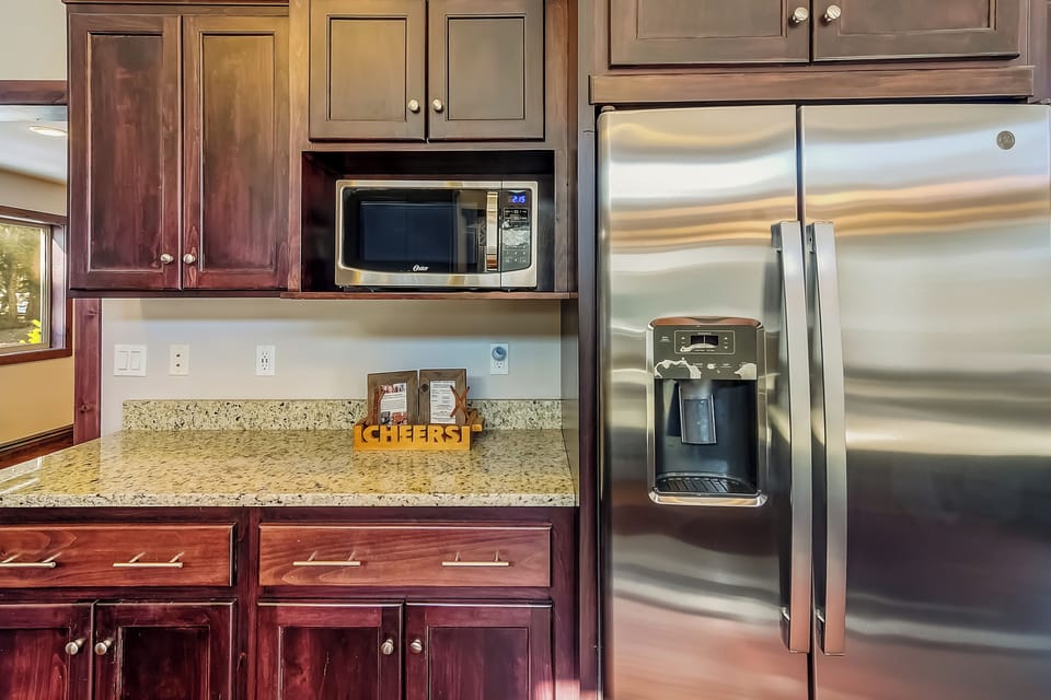 Kitchen Fridge/Water/Ice, Microwave