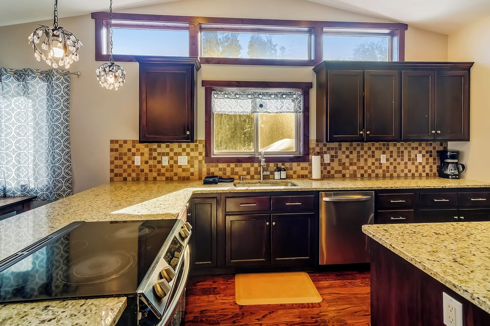 Electric Stove/Oven,Drip Coffee, Dishwasher