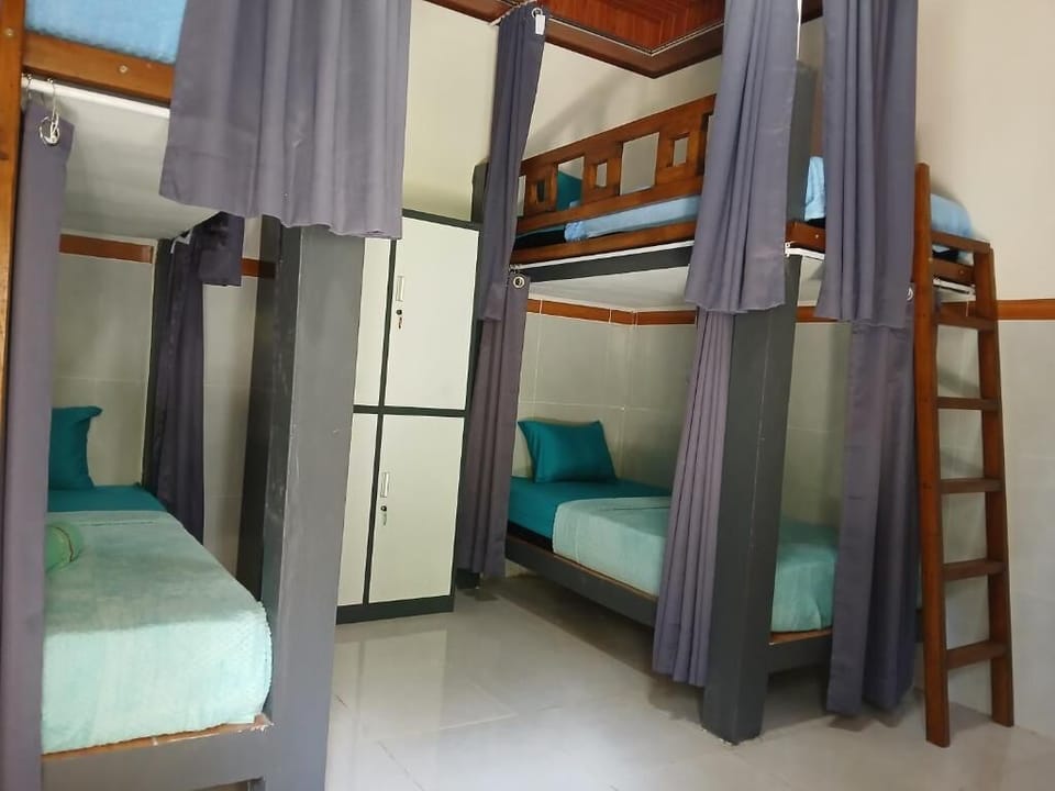 In-room safe, WiFi (free), bed sheets
