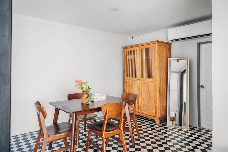 Room, 1 Bedroom | Dining room