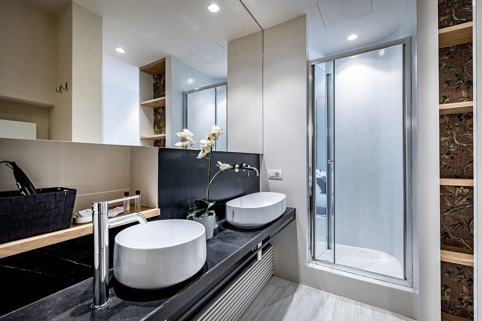 Deluxe Triple Room | Bathroom | Hair dryer, slippers, towels, soap