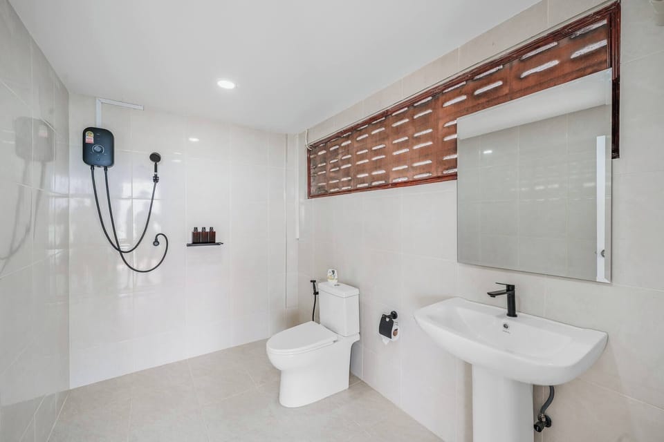 Room, 1 Bedroom | Bathroom