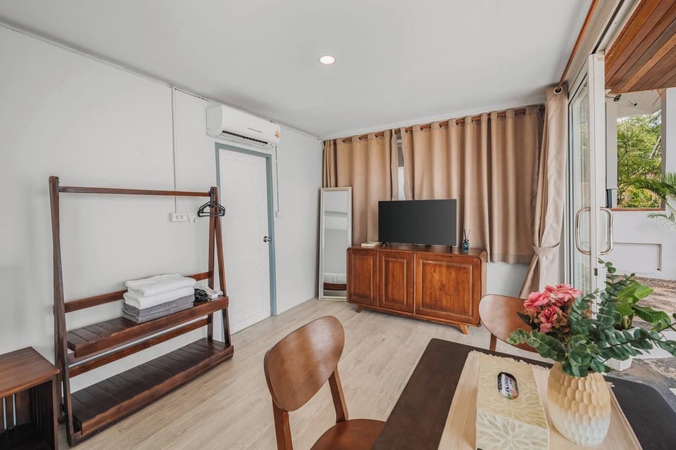 Room, 1 Bedroom | Living room