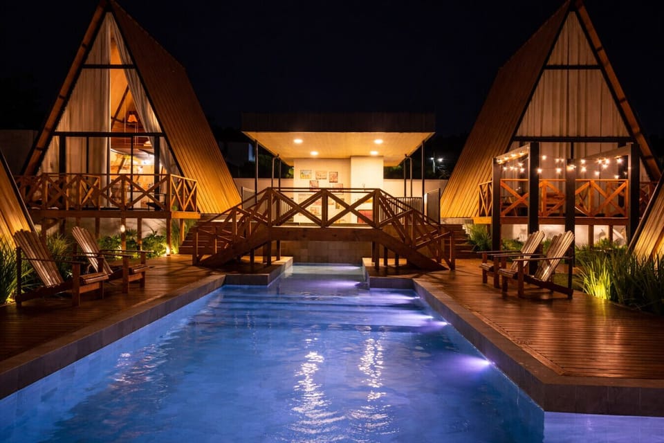 Espaço sofisticado com piscina privativa e iluminação aconchegante, ideal para relaxar e aproveitar momentos especiais a dois.