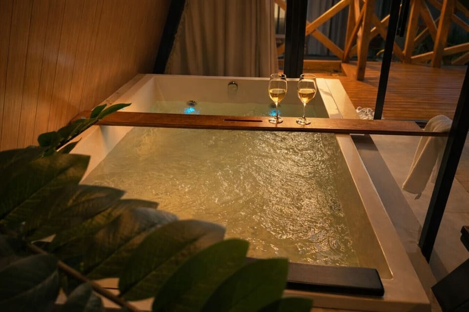 A Cabana Country oferece uma banheira de hidromassagem privativa perfeita para desacelerar e aproveitar o momento. Com água aquecida e ambiente acolhedor, o espaço cria o cenário ideal para relaxar após o dia e viver uma experiência única de conforto e tr