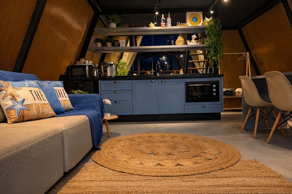 Fully equipped kitchen integrated with the living area of the cabin.