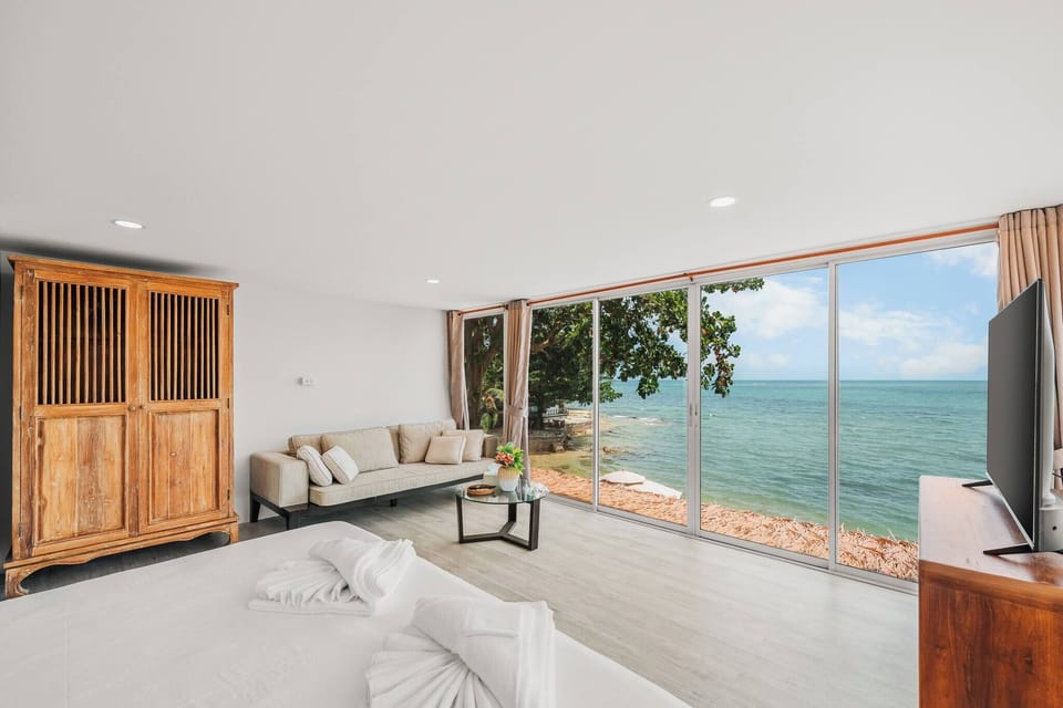 Room, 2 Bedrooms | Living room