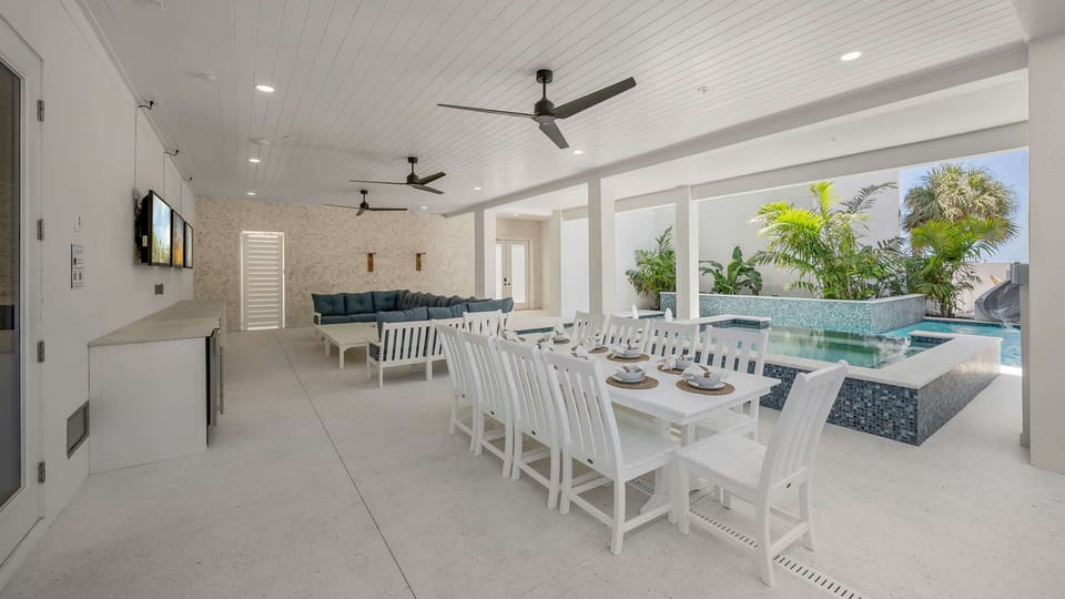 Covered pool patio - 3 HD TV's - Dining - Resort style pool/spa