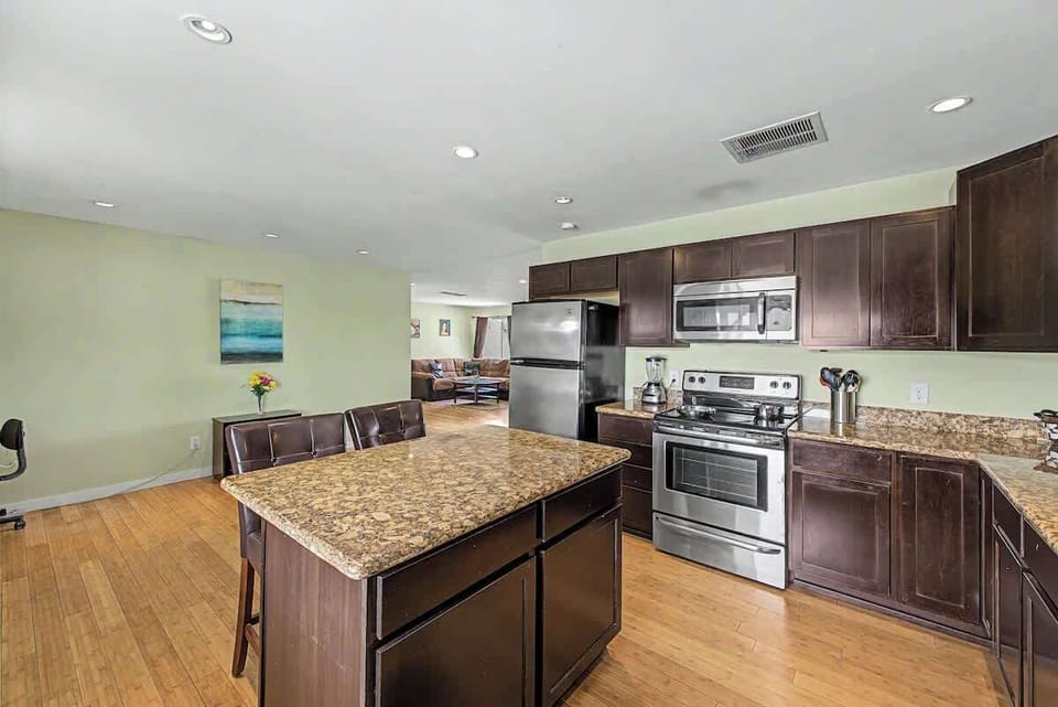 Fully equipped kitchen for everyday cooking