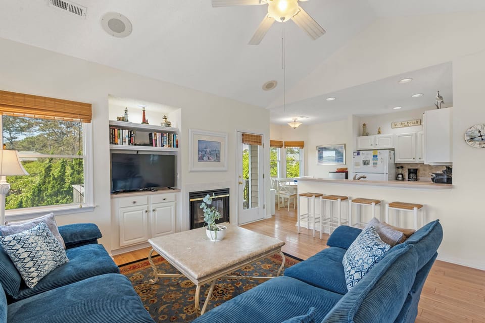 CL402M: Bliss | Living Area