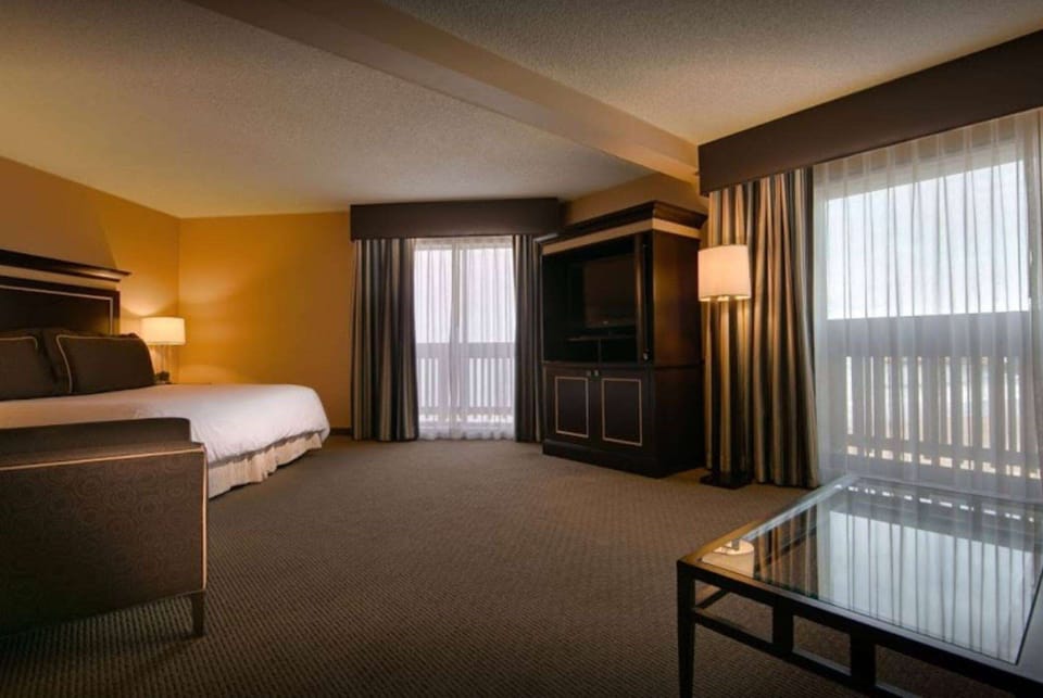 Hypo-allergenic bedding, in-room safe, desk, laptop workspace