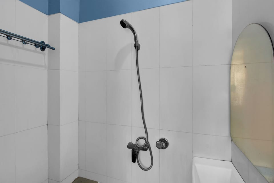 Family Suite | Bathroom | Shower, free toiletries, bidet, towels