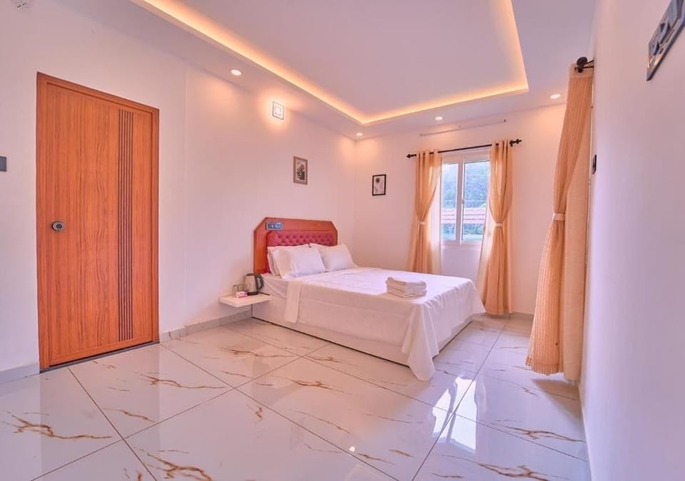 Deluxe Double Room, Lake View | In-room safe, desk, soundproofing