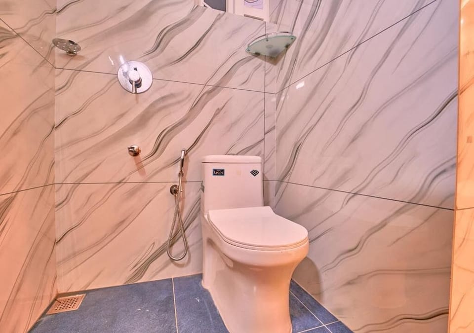 Deluxe Double Room, Lake View | Bathroom | Shower, free toiletries, bidet, soap