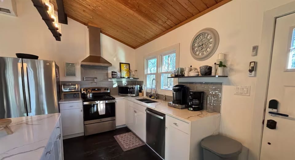 Full Kitchen. Stove, Oven, Toaster, Dishwasher, Fridge with Ice/Water, Microwave
